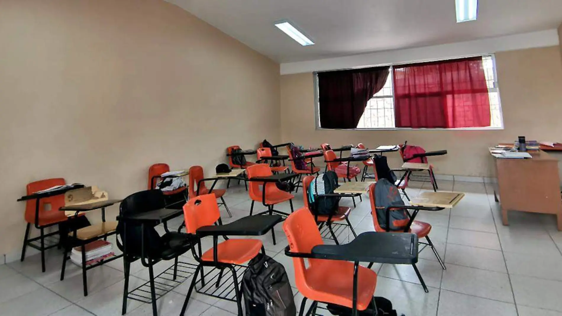 Salón de clase y pupitres